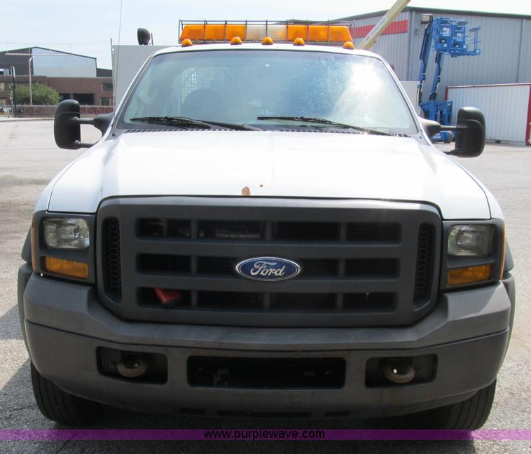 image for item B2813 2005 Ford F550 XL Super Duty utility pickup truck