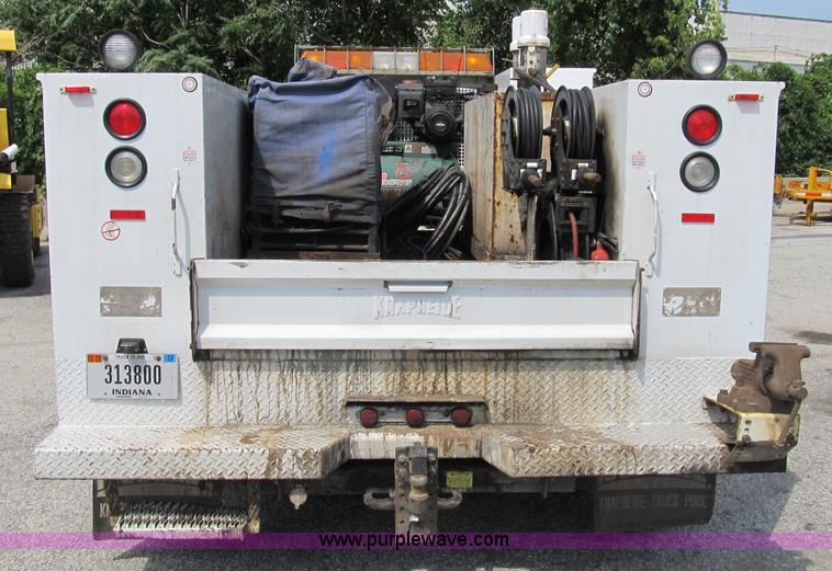 image for item B2813 2005 Ford F550 XL Super Duty utility pickup truck