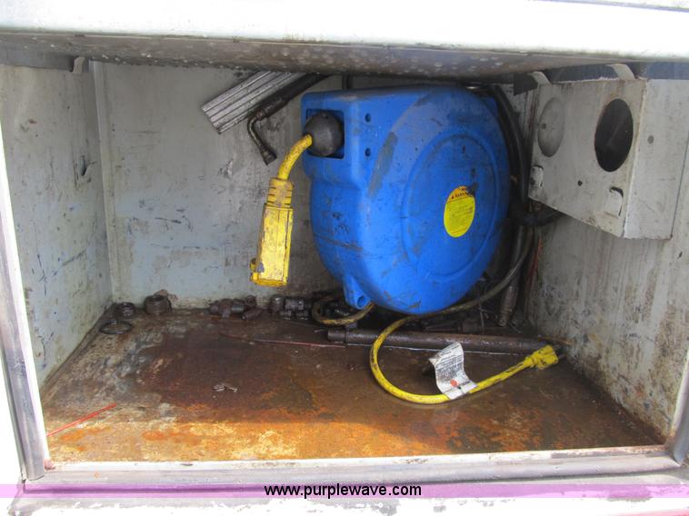 image for item B2813 2005 Ford F550 XL Super Duty utility pickup truck