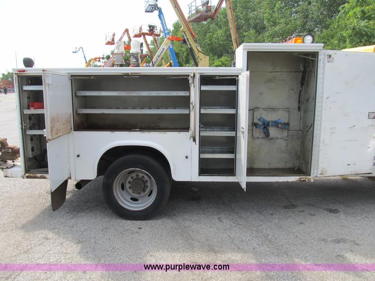 image for item B2813 2005 Ford F550 XL Super Duty utility pickup truck