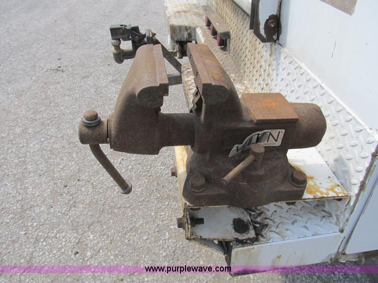 image for item B2813 2005 Ford F550 XL Super Duty utility pickup truck