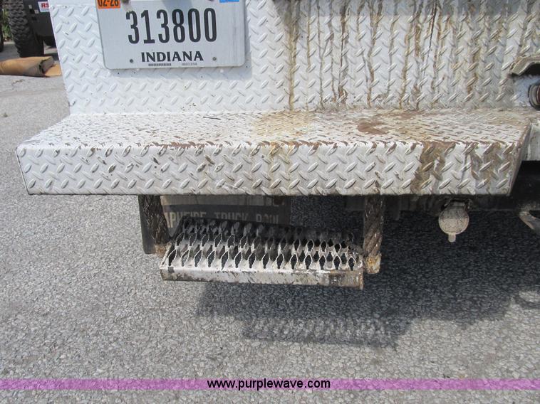 image for item B2813 2005 Ford F550 XL Super Duty utility pickup truck