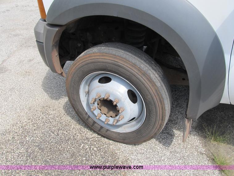 image for item B2813 2005 Ford F550 XL Super Duty utility pickup truck