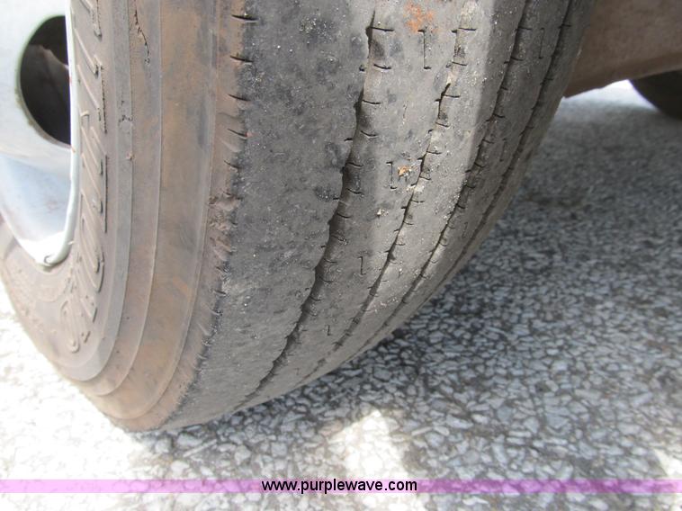 image for item B2813 2005 Ford F550 XL Super Duty utility pickup truck