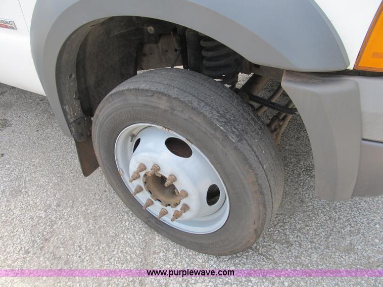 image for item B2813 2005 Ford F550 XL Super Duty utility pickup truck