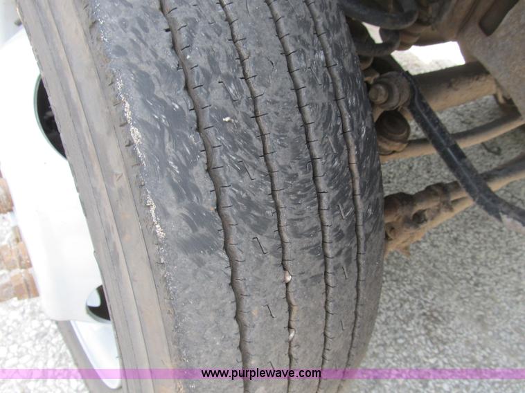 image for item B2813 2005 Ford F550 XL Super Duty utility pickup truck