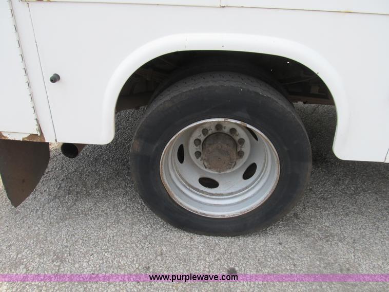 image for item B2813 2005 Ford F550 XL Super Duty utility pickup truck