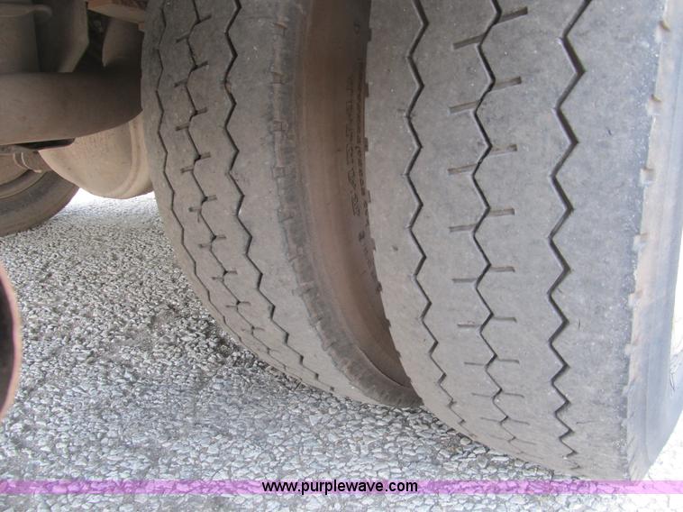 image for item B2813 2005 Ford F550 XL Super Duty utility pickup truck