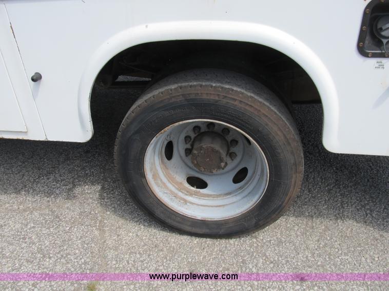 image for item B2813 2005 Ford F550 XL Super Duty utility pickup truck