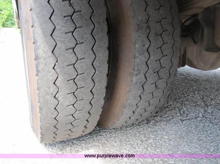 image for item B2813 2005 Ford F550 XL Super Duty utility pickup truck