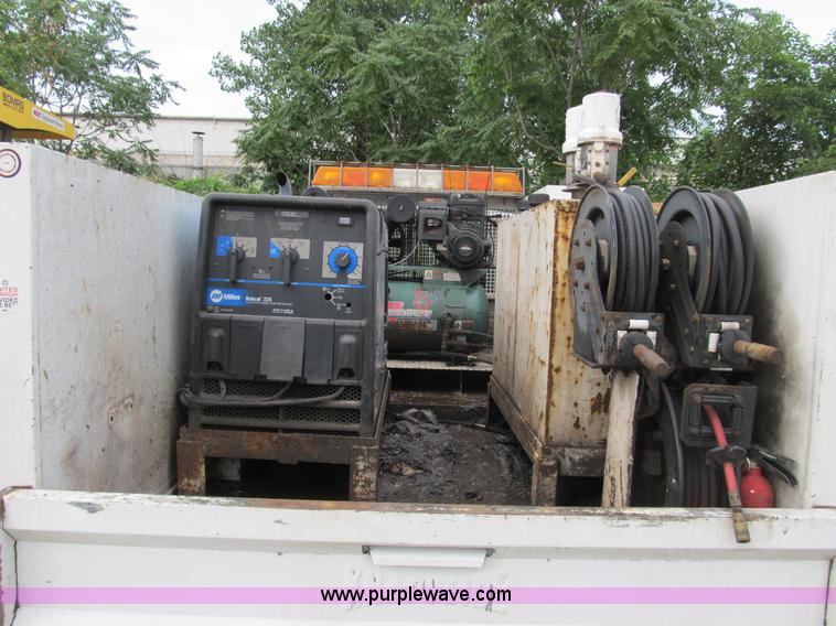 image for item B2813 2005 Ford F550 XL Super Duty utility pickup truck