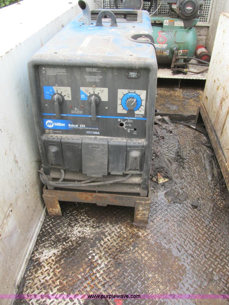 image for item B2813 2005 Ford F550 XL Super Duty utility pickup truck