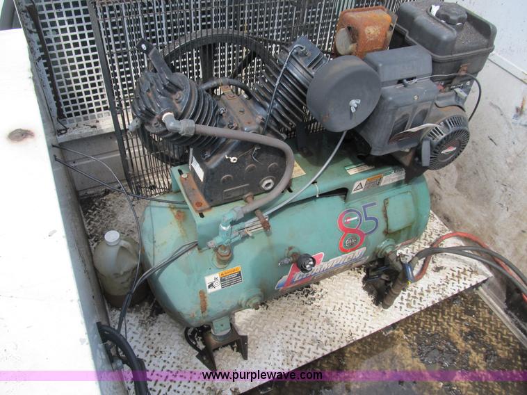 image for item B2813 2005 Ford F550 XL Super Duty utility pickup truck