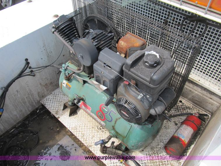 image for item B2813 2005 Ford F550 XL Super Duty utility pickup truck