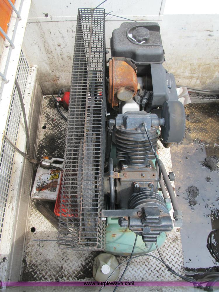 image for item B2813 2005 Ford F550 XL Super Duty utility pickup truck