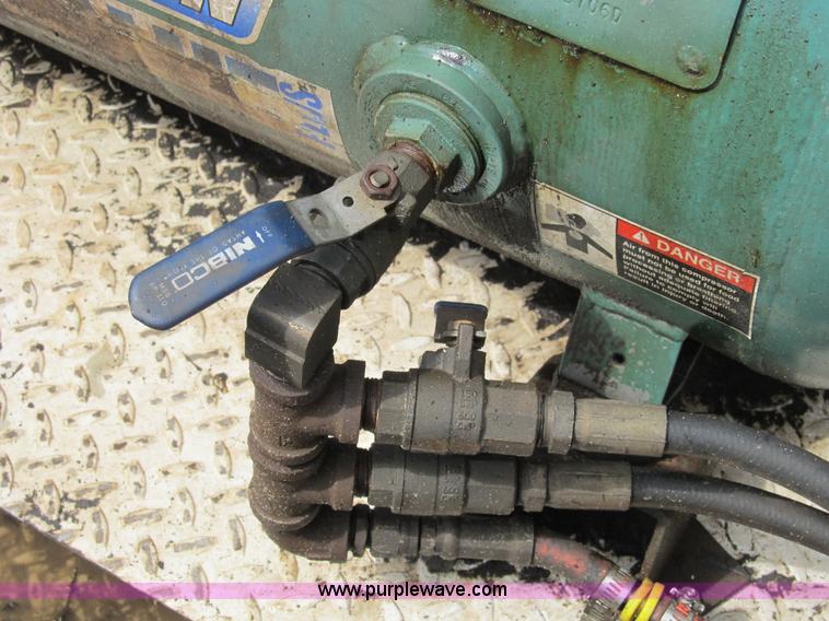 image for item B2813 2005 Ford F550 XL Super Duty utility pickup truck