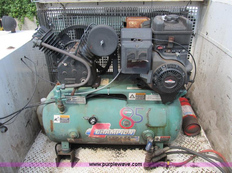 image for item B2813 2005 Ford F550 XL Super Duty utility pickup truck