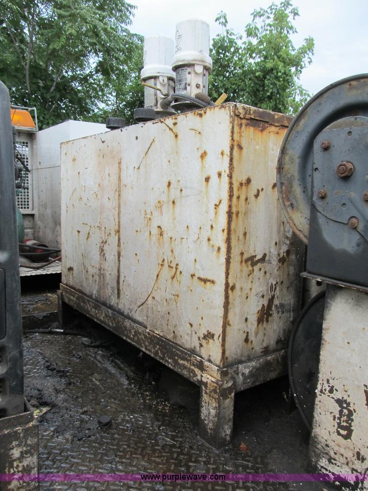 image for item B2813 2005 Ford F550 XL Super Duty utility pickup truck