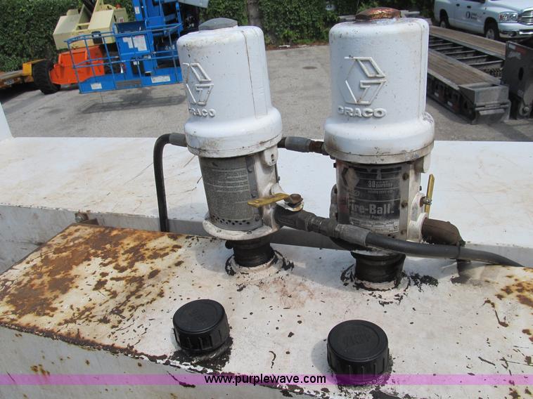 image for item B2813 2005 Ford F550 XL Super Duty utility pickup truck