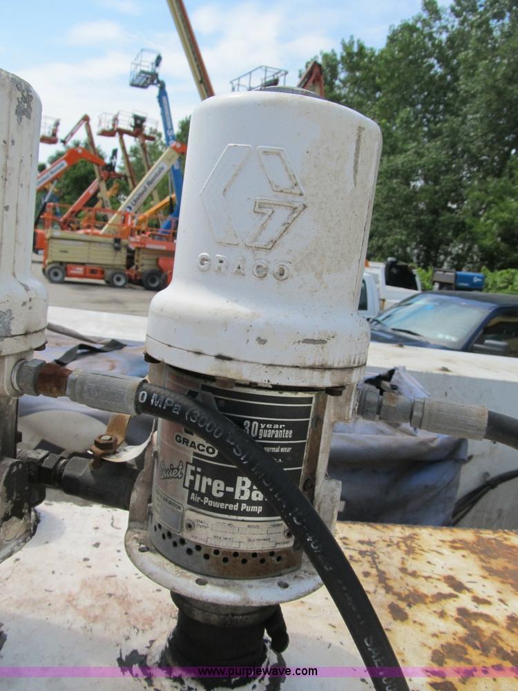 image for item B2813 2005 Ford F550 XL Super Duty utility pickup truck