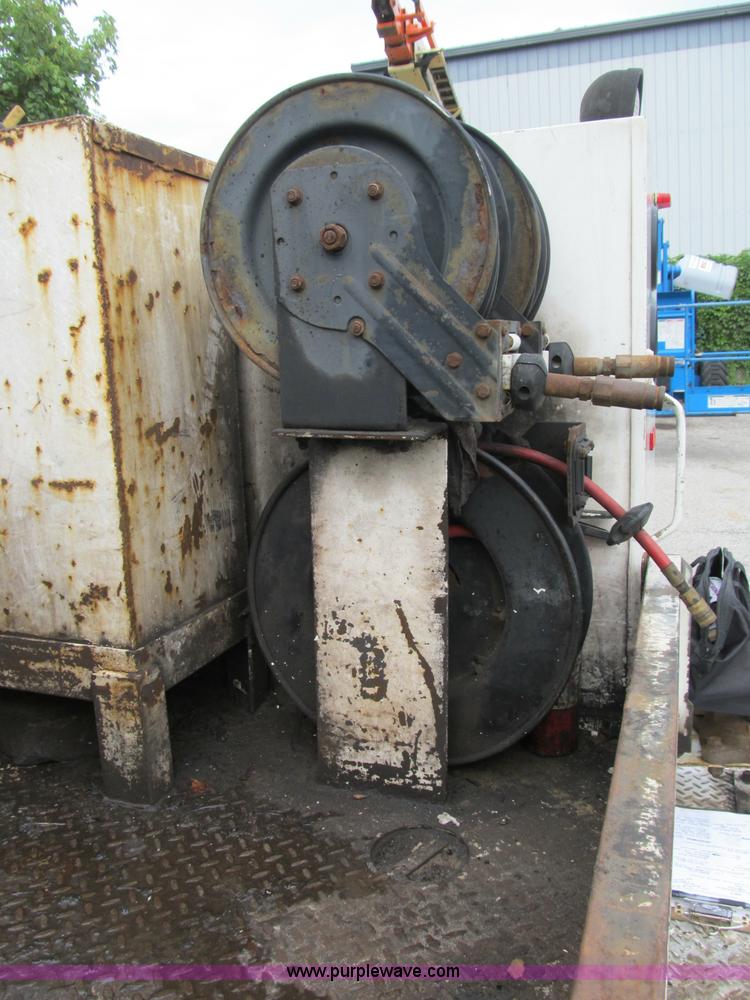 image for item B2813 2005 Ford F550 XL Super Duty utility pickup truck