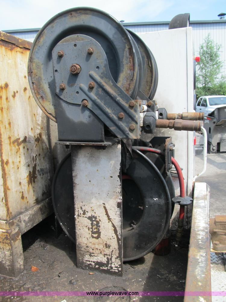 image for item B2813 2005 Ford F550 XL Super Duty utility pickup truck