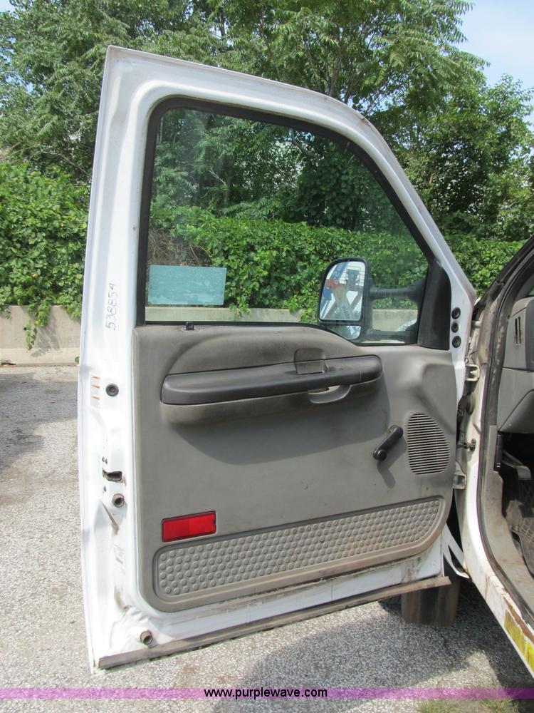 image for item B2813 2005 Ford F550 XL Super Duty utility pickup truck
