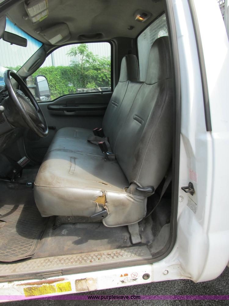 image for item B2813 2005 Ford F550 XL Super Duty utility pickup truck