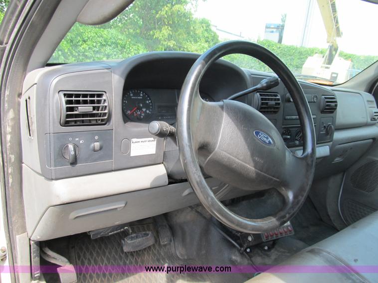 image for item B2813 2005 Ford F550 XL Super Duty utility pickup truck