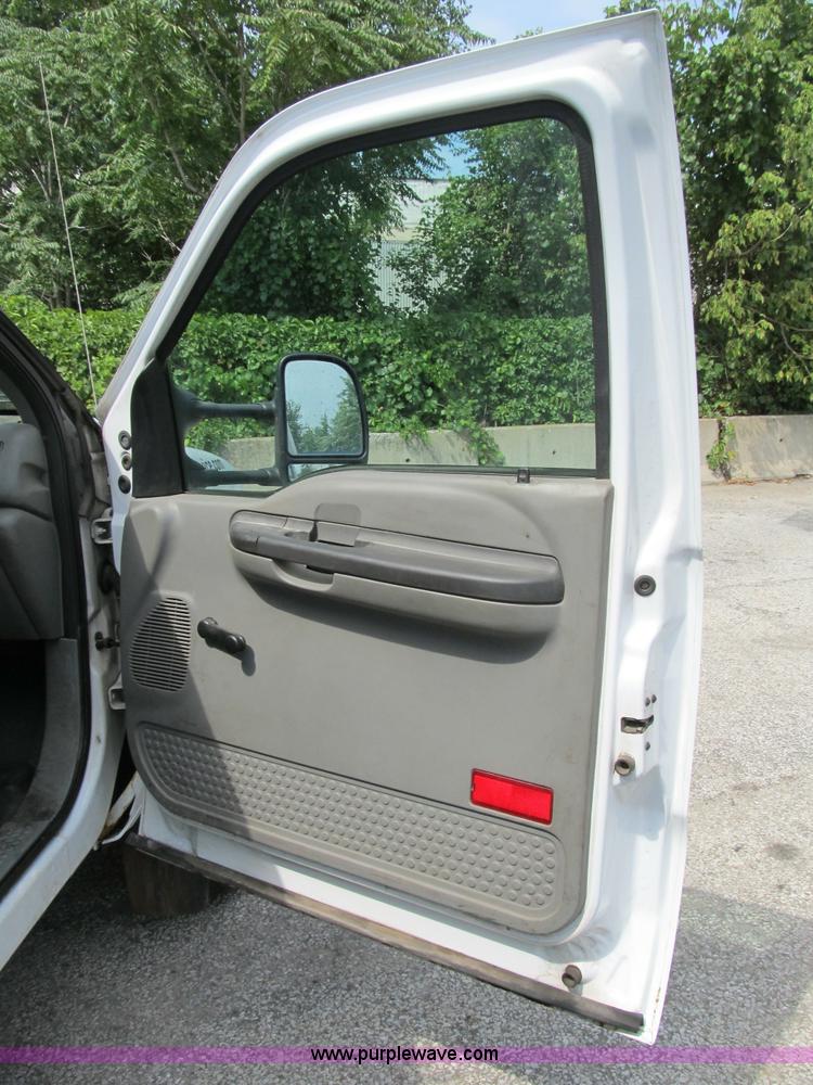 image for item B2813 2005 Ford F550 XL Super Duty utility pickup truck