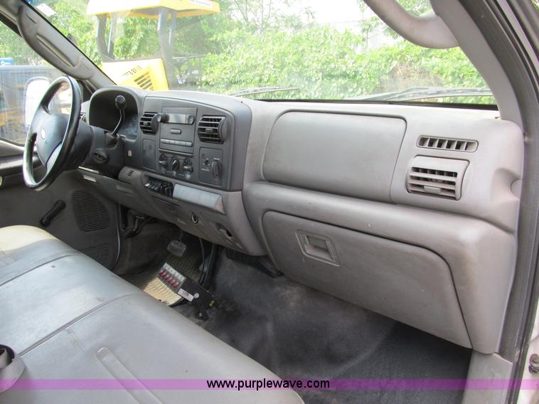 image for item B2813 2005 Ford F550 XL Super Duty utility pickup truck