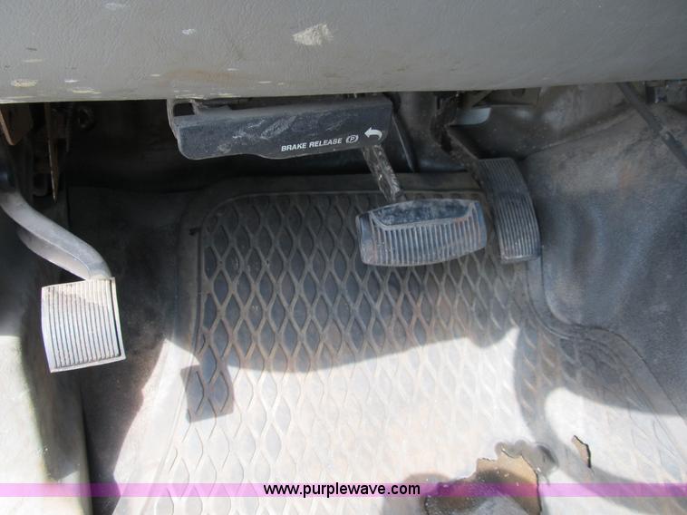 image for item B2813 2005 Ford F550 XL Super Duty utility pickup truck