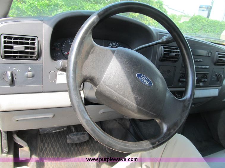 image for item B2813 2005 Ford F550 XL Super Duty utility pickup truck