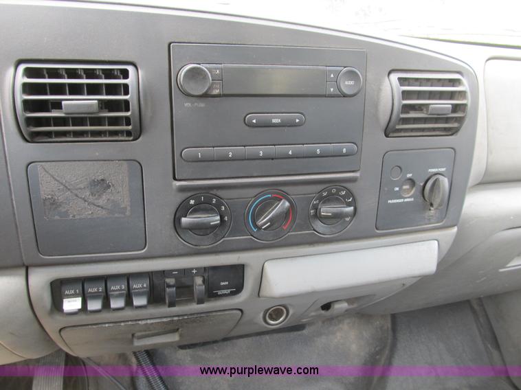 image for item B2813 2005 Ford F550 XL Super Duty utility pickup truck