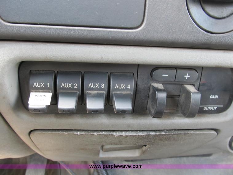 image for item B2813 2005 Ford F550 XL Super Duty utility pickup truck