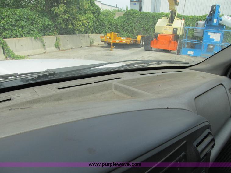 image for item B2813 2005 Ford F550 XL Super Duty utility pickup truck