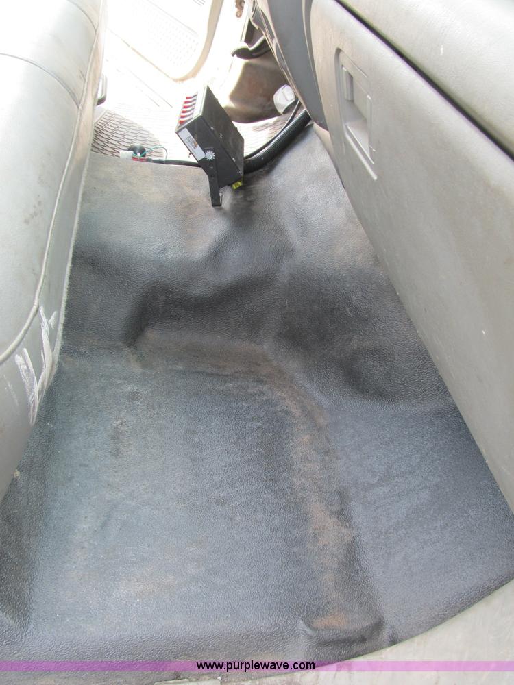 image for item B2813 2005 Ford F550 XL Super Duty utility pickup truck