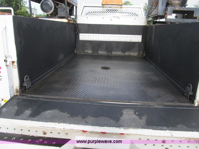 image for item B2814 2006 Ford F550 XL Super Duty utility pickup truck