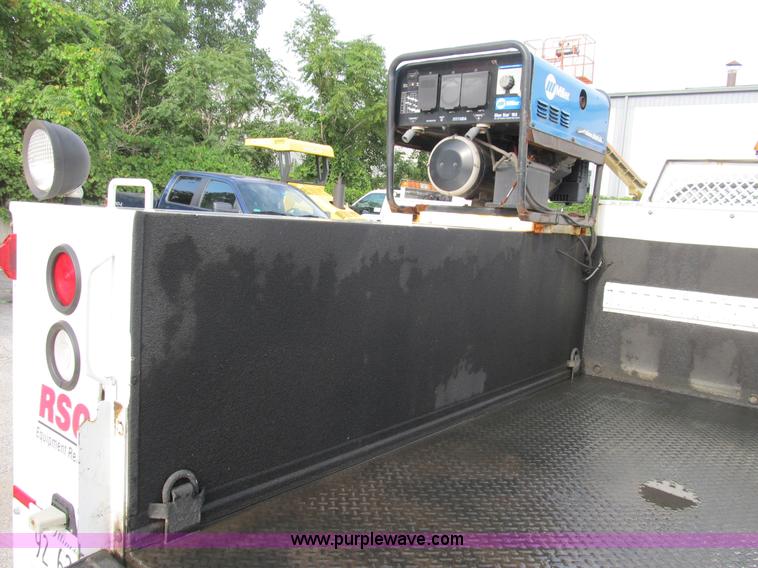 image for item B2814 2006 Ford F550 XL Super Duty utility pickup truck