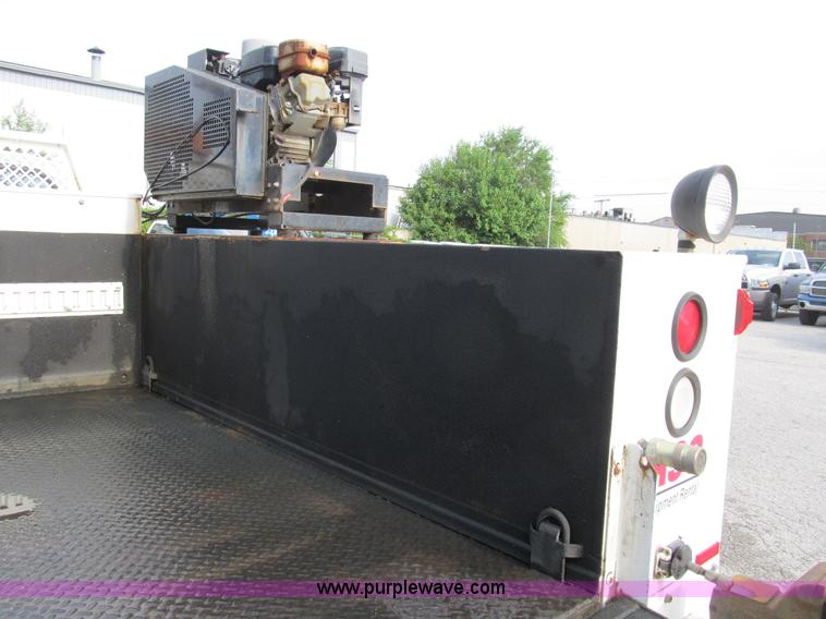 image for item B2814 2006 Ford F550 XL Super Duty utility pickup truck