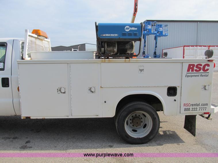 image for item B2814 2006 Ford F550 XL Super Duty utility pickup truck