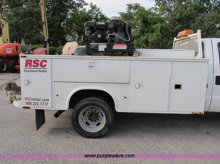 image for item B2814 2006 Ford F550 XL Super Duty utility pickup truck