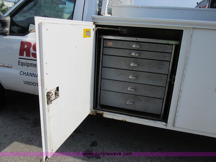 image for item B2814 2006 Ford F550 XL Super Duty utility pickup truck