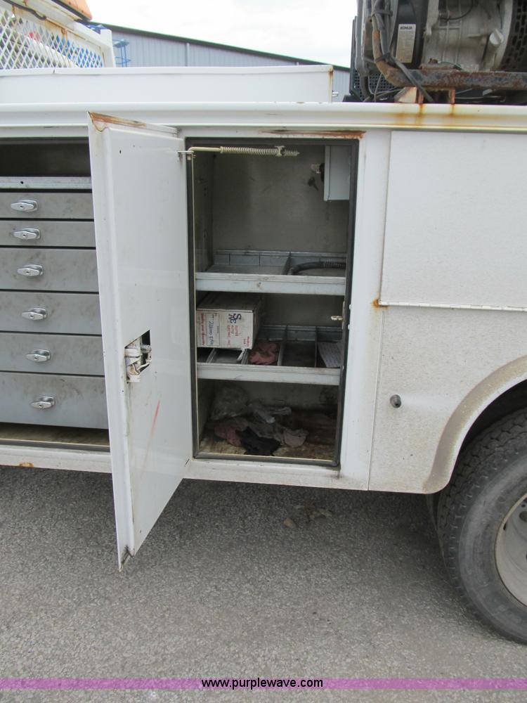 image for item B2814 2006 Ford F550 XL Super Duty utility pickup truck