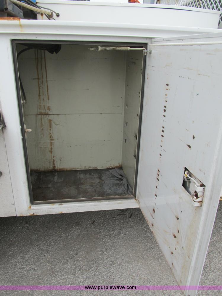 image for item B2814 2006 Ford F550 XL Super Duty utility pickup truck