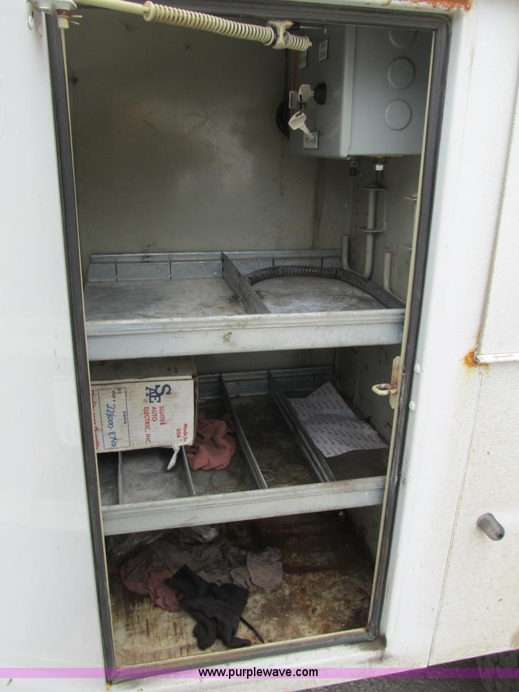 image for item B2814 2006 Ford F550 XL Super Duty utility pickup truck