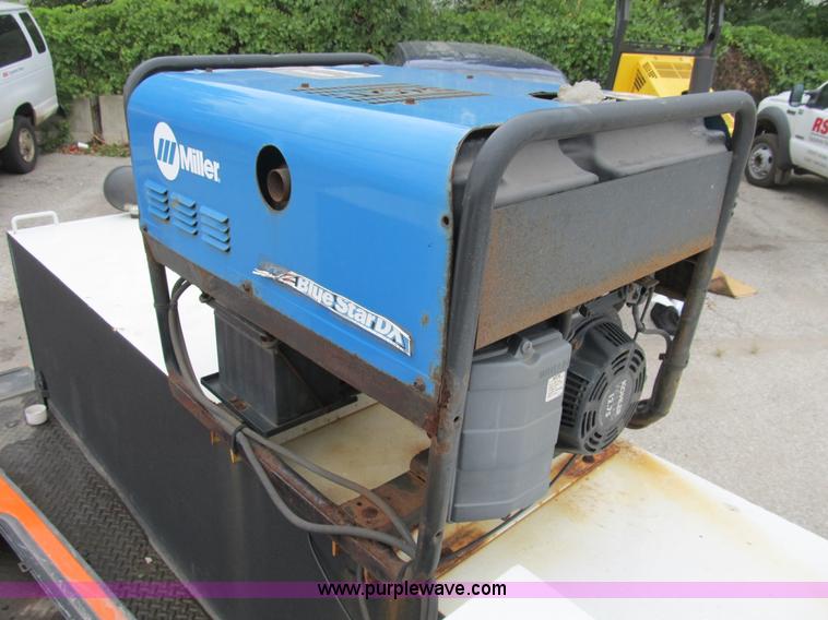 image for item B2814 2006 Ford F550 XL Super Duty utility pickup truck