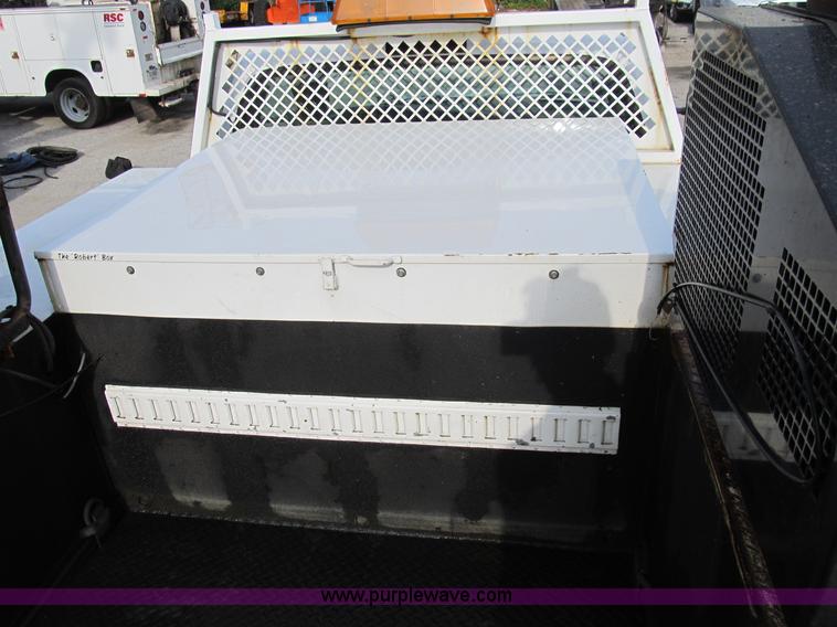 image for item B2814 2006 Ford F550 XL Super Duty utility pickup truck