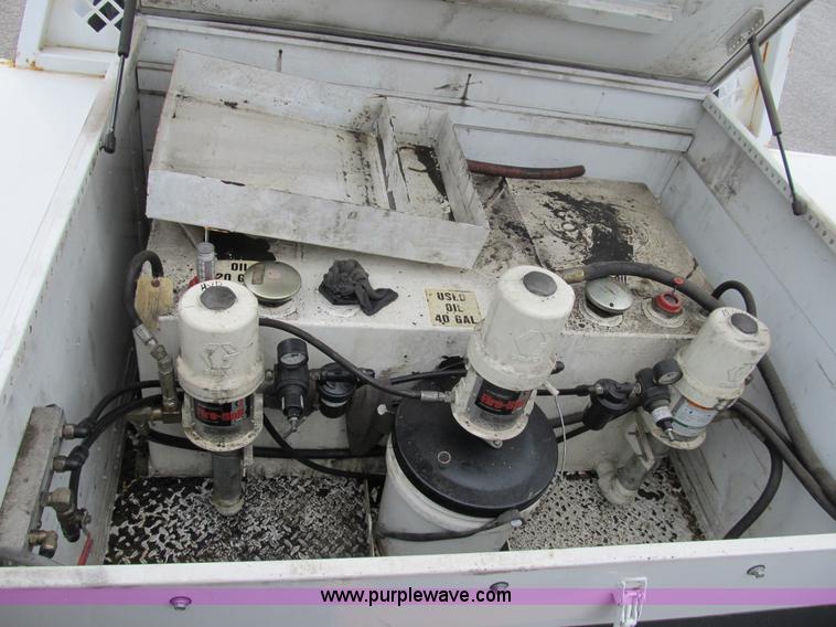 image for item B2814 2006 Ford F550 XL Super Duty utility pickup truck