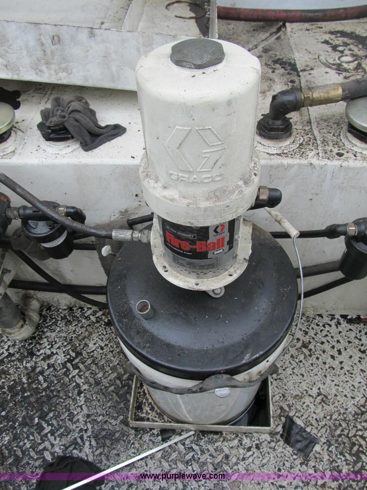 image for item B2814 2006 Ford F550 XL Super Duty utility pickup truck